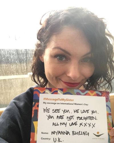 Picture of Myanna Buring's picture with message on her hand which she has written to her sister.